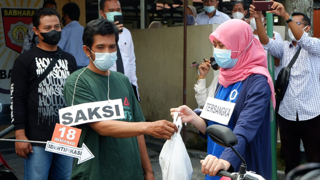Bandiman, Ayah Korban Sate Sianida Bantul, Tegar Ikuti Rekonstruksi (928805)