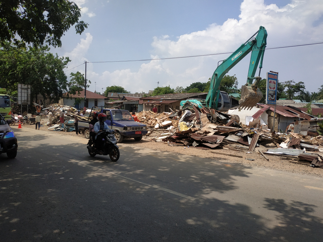 Kios di Simpang Barelang Mulai Dibongkar (124684)