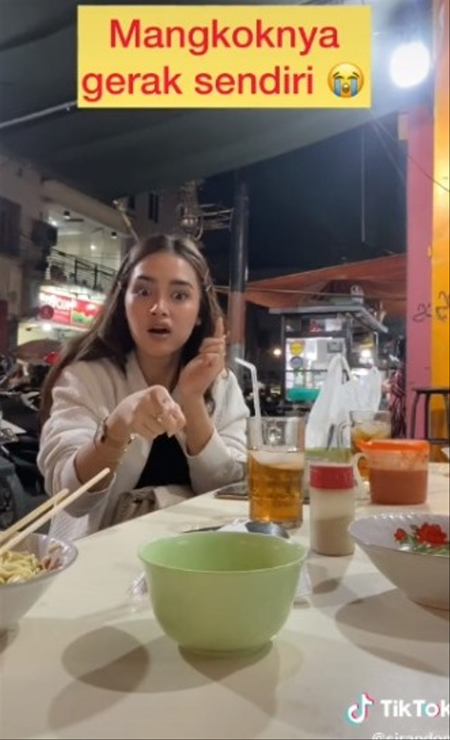 Viral mangkok bergerak sendiri di meja makan hingga diduga ulah tuyul. (Foto: TikTok/@sirandom)