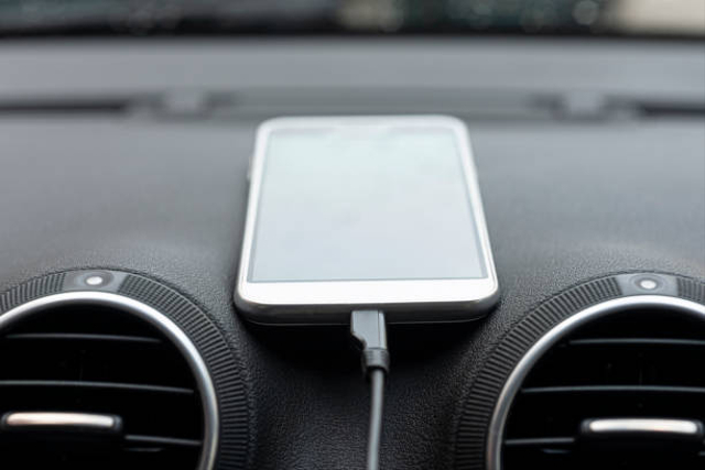 Kebiasaan Salah Penggunaan Charger Gadget di Mobil, Hati-Hati Bisa Bahaya! (18529)