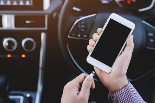Kebiasaan Salah Penggunaan Charger Gadget di Mobil, Hati-Hati Bisa Bahaya! (18528)