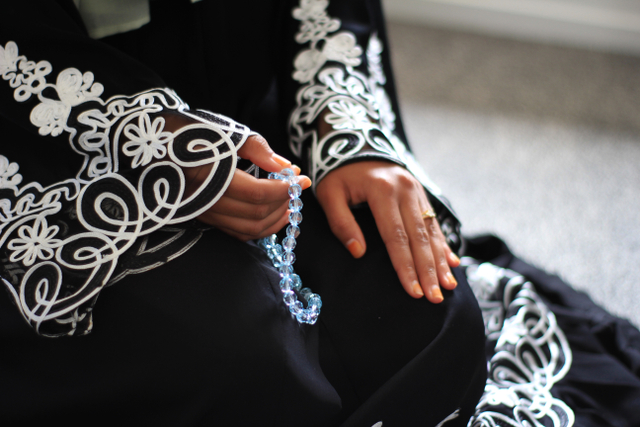 Ilustrasi seorang muslimah yang tengah berzikir menggunakan tasbih. Sumber: Flickr.com - Huda-Addeana Binre Husaini