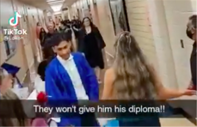 Akibat Bawa Bendera Meksiko ke Wisuda SMA di AS, Siswa Ini Tak Dikasih Ijazahnya (264951)