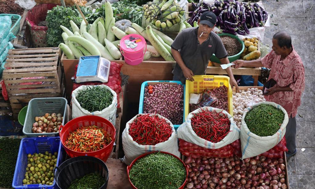 Aneka kebutuhan dapur di pasar Peunayong, Banda Aceh. Foto: Suparta/acehkini