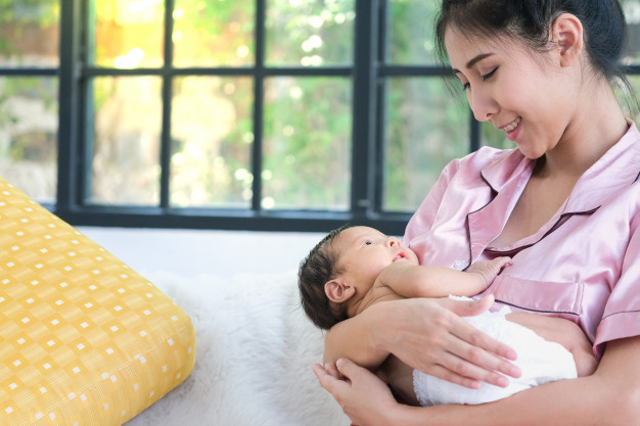 Posisi Menyusui Bayi Baru Lahir yang Paling Nyaman (454748)