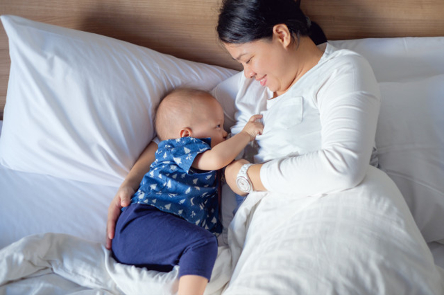 Posisi Menyusui Bayi Baru Lahir yang Paling Nyaman (454747)
