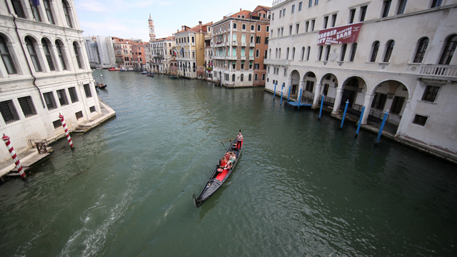 Wisatawan menikmati naik gondola, di Venesia, Italia, Senin (7/6). Foto: Yara Nardi/REUTERS