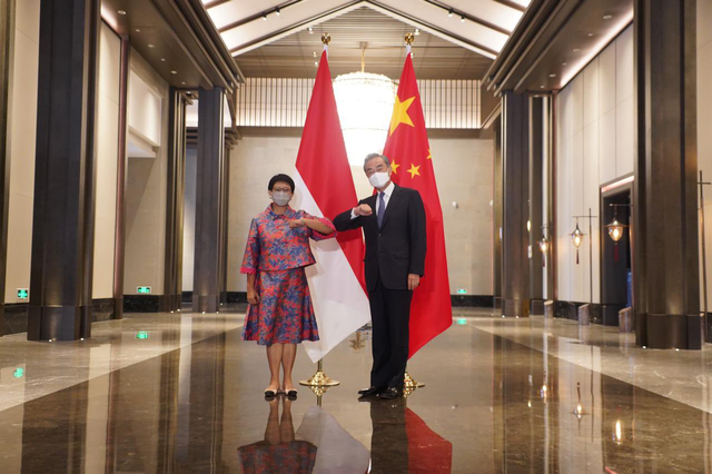 Menteri Luar Negeri Retno Marsudi bersama Menlu China, Wang Yi. Foto: Twitter/MenluRI