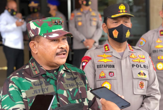 Pangdam XVI/Pattimura Mayjen TNI Jeffry A. Rahawarin didampingi Kapolda Maluku Utara Irjen Pol Risyapudin Nursin. Foto: Samsul Hi Laijou/cermat