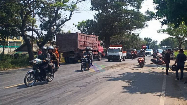 Petugas saat lakukan olah TKP, kecelakaan lalu-lintas di jalur Pantura, di Desa Sugihwaras, Kecamatan Jenu, Kabupaten Tuban. Senin (07/06/2021). (foto: istimewa)