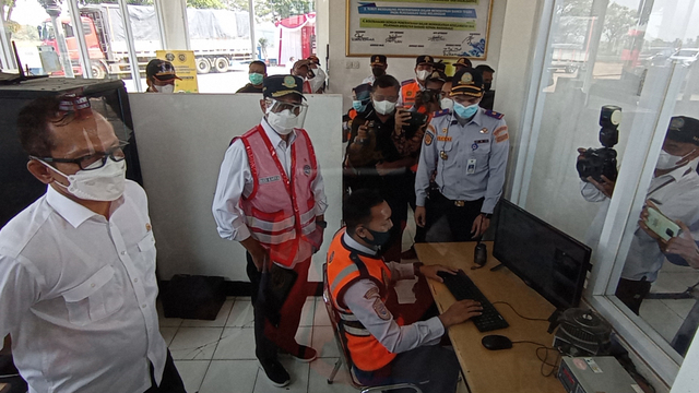 Menhub Budi Karya Sumadi meninjau pelaksanaan pemeriksaan kendaraan di Unit Pelaksanaan Penimbangan Kendaraan Bermotor (UPPKB) Losarang, Kabupaten Indramayu, Senin (7/6/2021). (Ciremaitoday)