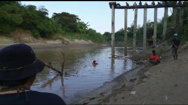 Tim SAR gabungan mencari korban tenggelam di Sungai Cisanggarung, Kabupaten Cirebon. (Juan)