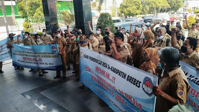 Paguyuban Kades dan PPDI se-Kabupaten Brebes saat mendatangi gedung DPRD setempat, Senin (7/6/2021), sekitar pukul 13.00 WIB. (fajar eko nugroho/panturapost.com)