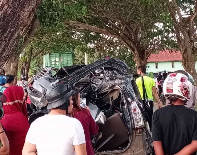 Sebuah mobil minubus rombongan mahasiswa Teknik UHO, ringsek setelah menabrak pohon di pinggir jalan saat hendak kembali ke Kota Kendari. Foto: Istimewa.