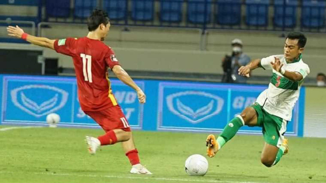 Pemain Timnas Indonesia Pratama Arhan berebut bola dengan pemain Timnas Vietnam pada pertandingan Grup G Kualifikasi Piala Dunia 2022 zona Asia di Stadion Al Maktoum, Dubai, Uni Emirat Arab, Senin (7/6). Foto: Instagram/@PSSI