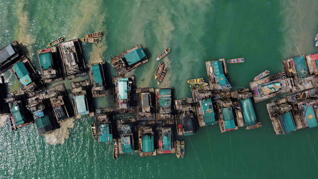 Pemandangan udara menunjukkan ponton kayu yang dilengkapi untuk mengeruk dasar laut untuk deposit bijih timah di lepas pantai Toboali, di pantai selatan pulau Bangka, Indonesia, 1 Mei 2021. Foto: Willy Kurniawan/REUTERS