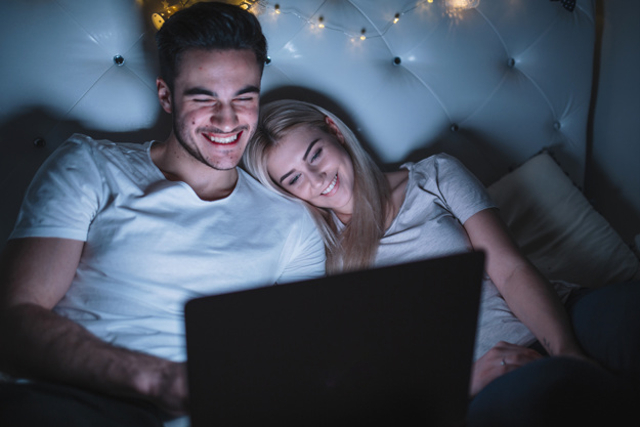 Ilustrasi Pasangan Menonton Film Romantis Foto: Freepik