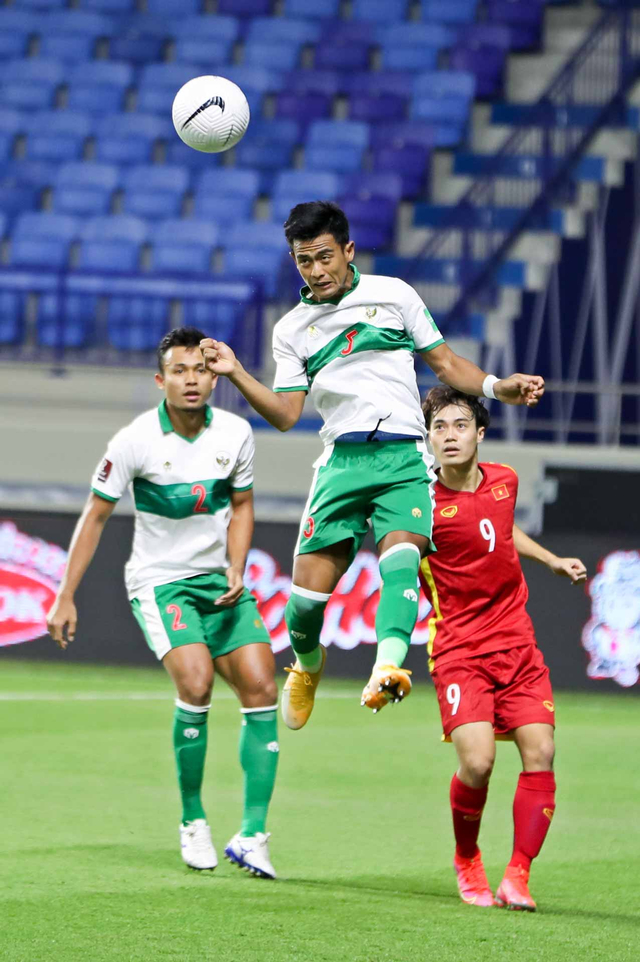 Pemain Timnas Indonesia Pratama Arhan menyundul bola ke arah gawang Timnas Vietnam pada pertandingan Grup G Kualifikasi Piala Dunia 2022 zona Asia di Stadion Al Maktoum, Dubai, Uni Emirat Arab, Senin (7/6).  Foto: Humas PSSI/HO/ANTARA FOTO