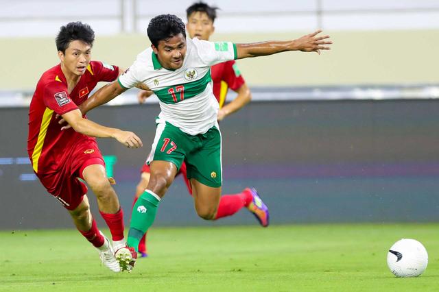 Pemain Timnas Indonesia Asnawi Mangkualam berebut bola dengan pemain Timnas Vietnam Nguyen Tuan Anh pada pertandingan Grup G Kualifikasi Piala Dunia 2022 zona Asia di Stadion Al Maktoum, Dubai, Uni Emirat Arab, Senin (7/6). Foto: Humas PSSI/HO/ANTARA FOTO