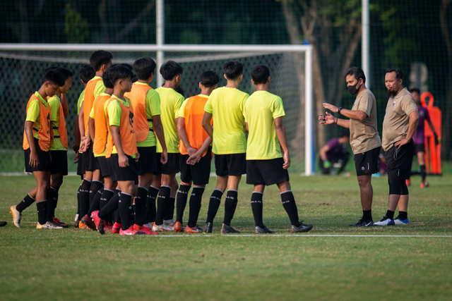 Pelatih Bima Sakti memberi arahan kepada para pemain saat mengikuti seleksi Timnas Indonesia U-16 di Lapangan D, Kompleks Gelora Bung Karno (GBK), Senayan, Jakarta, Selasa (8/6). Foto: Aditya Pradana Putra/ANTARA FOTO
