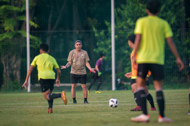 Eks striker Timnas Indonesia, Indriyanto Nugroho, saat menjadi asisten pelatih Timnas U-16 Lapangan D, Kompleks Gelora Bung Karno (GBK), Senayan, Jakarta, Selasa (8/6/2023). Foto: Aditya Pradana Putra/ANTARA FOTO