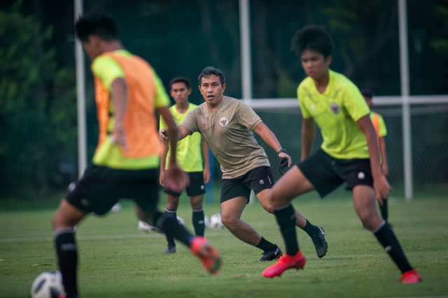 Pelatih Bima Sakti memantau para pemain saat mengikuti seleksi Timnas Indonesia U-16 di Lapangan D, Kompleks Gelora Bung Karno (GBK), Senayan, Jakarta, Selasa (8/6). Foto: Aditya Pradana Putra/ANTARA FOTO