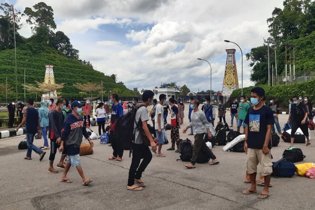 Sejumlah Pekerja Migran Indonesia (PMI) dari Malaysia memasuki perbatasan Indonesia di Pos Lintas Batas Negara (PLBN) Entikong, Kabupaten Sanggau, Kalimantan Barat, Kamis (20/5).  Foto: Agus Alfian/ANTARA FOTO