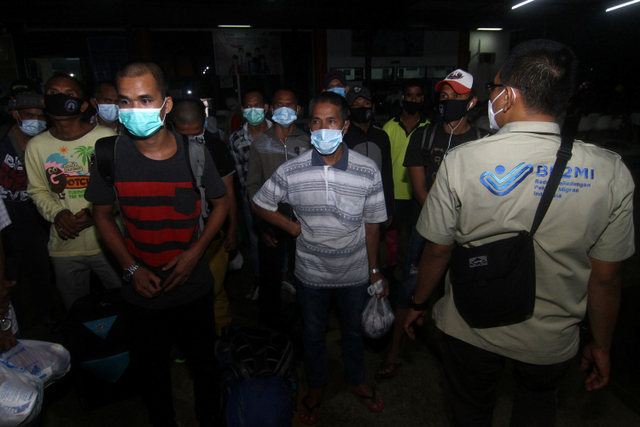 Sejumlah Pekerja Migran Indonesia (PMI) berbaris sebelum keberangkatan di Pelabuhan Dwikora Pontianak, Kalimantan Barat, Rabu (2/6).  Foto: Jessica Helena Wuysang/ANTARA FOTO