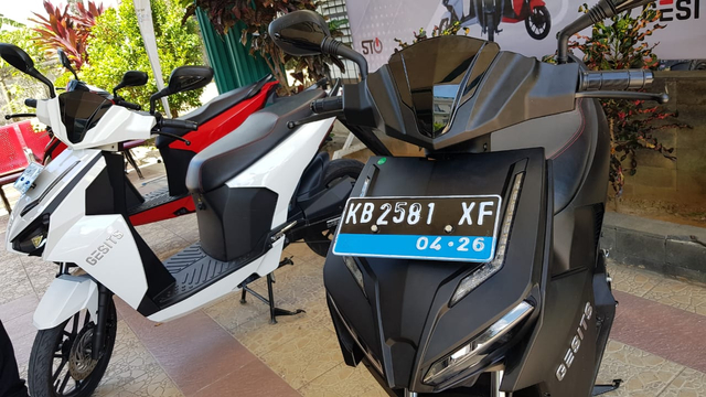 Ini Perbedaan Plat Nomor Sepeda Motor Listrik di Kalbar (4422)