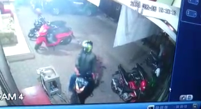 Aksi pencurian sepeda motor terjadi di parkiran Jalan Gajahmada Kota Tegal pada Minggu (6/6/2021). 