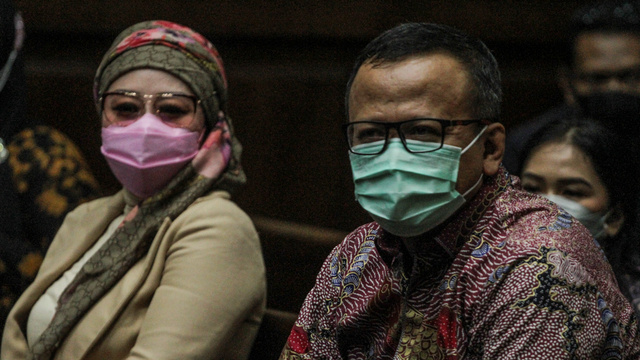 Terdakwa kasus suap izin ekspor benih lobster tahun 2020 Edhy Prabowo didampingi istrinya saat menjalani sidang lanjutan di Pengadilan Tipikor, Jakarta, Selasa (8/6/2021). Foto: Asprilla Dwi Adha/ANTARA FOTO