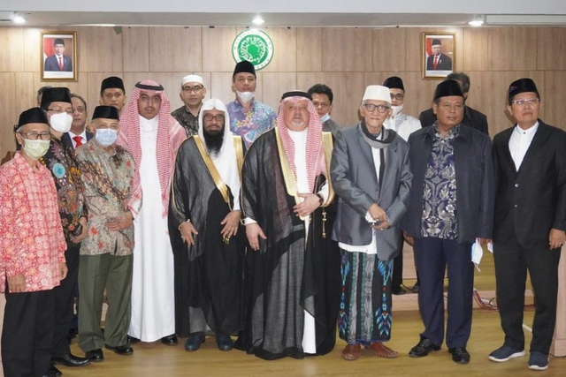 Kunjungan Dubes Arab Saudi untuk Indonesia Syekh Ishom Abeed Tsaqafy di kantor MUI, Selasa (8/6).  Foto: Instagram/@cholilnafis