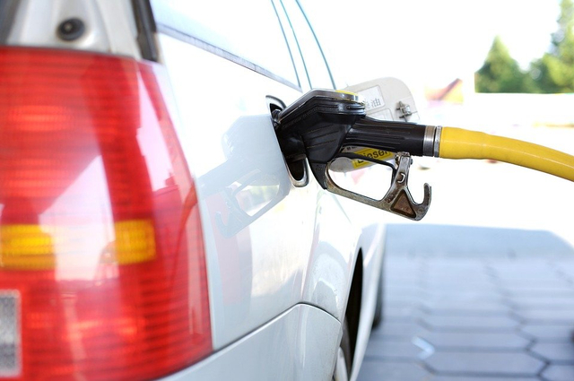 Ilustrasu mengisi bahan bakar pada kendaraan (Foto: pixabay)
