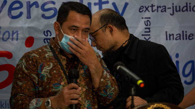 Penyidik KPK Novel Baswedan dan Kasatgas Penyidik KPK Harun Al Rasyid (kiri) memberikan keterangan pers usai menjalani pemeriksaan di Kantor Komnas HAM, Jakarta, Selasa (8/6). Foto: Aditya Pradana Putra/ANTARA FOTO
