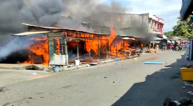 Pasar Sentral di Pangkep, Sulsel, terbakar pada Selasa (8/6).  Foto: Dok. Istimewa
