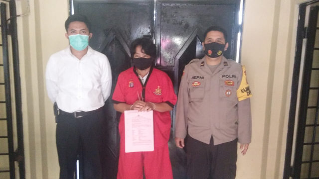 Seorang ASN di Kalteng saat ditahan di Mapolda Kalteng terkait kasus penipuan dengan modus calon CPNS.
