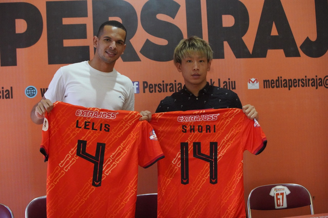 Dua pemain asing Leonardo Lelis asal Brasil (kiri) dan Shori Murata asal Jepang (kanan) resmi menandatangani kontrak dengan Persiraja Banda Aceh untuk Liga 1 2021. Foto: MO Persiraja