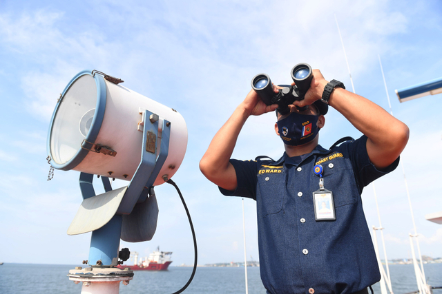 Anggota Kesatuan Penjagaan Laut dan Pantai (KPLP) Kementerian Perhubungan melakukan pengawasan di atas Kapal Patroli KN Rantos P210. Foto: Akbar Nugroho Gumay/Antara Foto