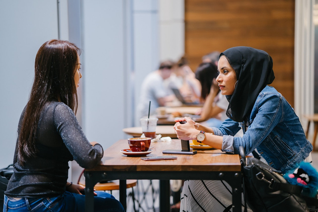 Ilustrasi cara memberikan nasihat kepada teman yang punya masalah bau badan. Foto: Pexels.