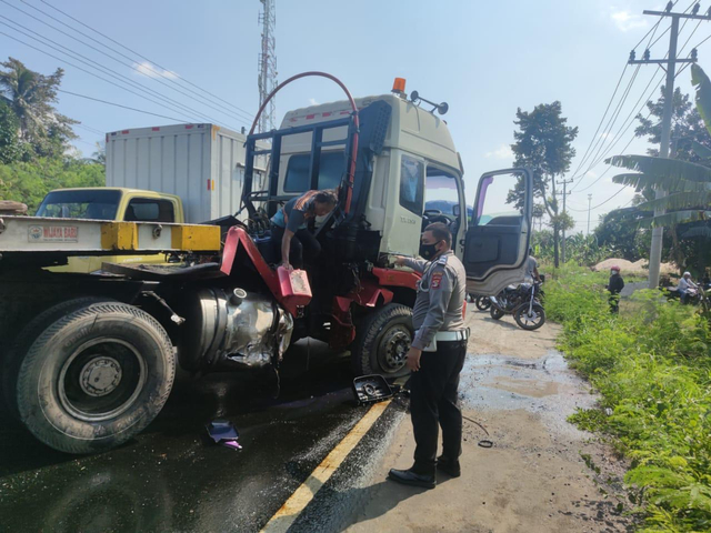 Hindari Jalan Berlubang, 2 Truk 'Adu Banteng' di Tegineneng, Pesawaran (1)