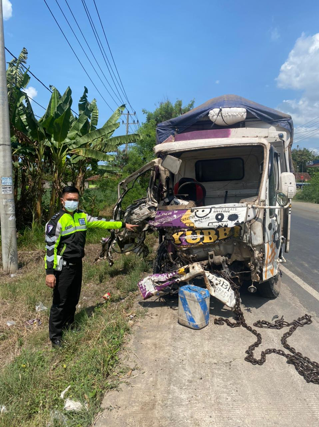Hindari Jalan Berlubang, 2 Truk 'Adu Banteng' di Tegineneng, Pesawaran (2)
