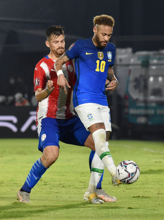 Pemain Timnas Brasil Neymar berusaha melewati hadangan pemain Timnas Paraguay pada pertandingan Kualifikasi Piala Dunia 2022 di Estadio Defensores del Chaco, Asuncion, Paraguay. Foto: NORBERTO DUARTE / AFP