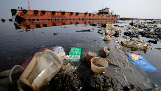 Sampah yang sebagian besar plastik dan limbah domestik, terlihat di sepanjang pantai Jakarta, Selasa (8/6). Foto: Willy Kurniawan/REUTERS