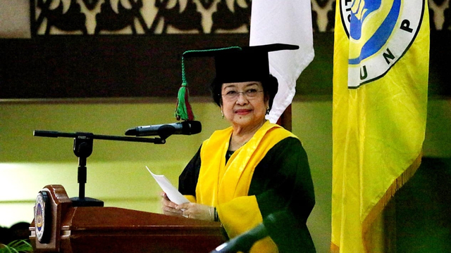 Presiden ke-5 RI Megawati Soekarnoputri saat menerima gelar Doktor Honoris Causa dari Universitas Negeri Padang (UNP), Sumatra Barat, pada 27 September 2017. Foto: Dok. Istimewa