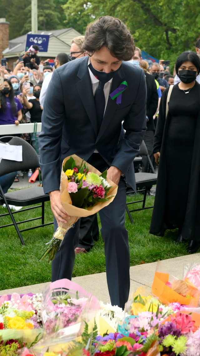 Perdana Menteri Kanada Justin Trudeau meletakkan bunga di luar Masjid Muslim London, di London, Ontario, Kanada, Selasa (8/6). Foto: Nathan Denette/Pool via REUTERS 