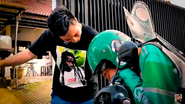 Tangis driver ojol pecah saat dapat uang dari Baim Wong. Foto: YouTube Baim Paula.