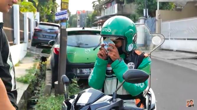 Tangis driver ojol pecah saat dapat uang dari Baim Wong. Foto: YouTube Baim Paula.
