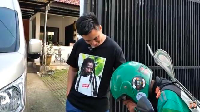 Tangis driver ojol pecah saat dapat uang dari Baim Wong. Foto: YouTube Baim Paula.