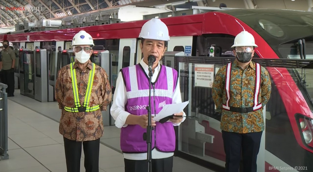 Presiden Jokowi meninjau Stasiun LRT TMII dan Stasiun Harjamukti Cibubur, Rabu (9/6).  Foto: Youtube/Setpres