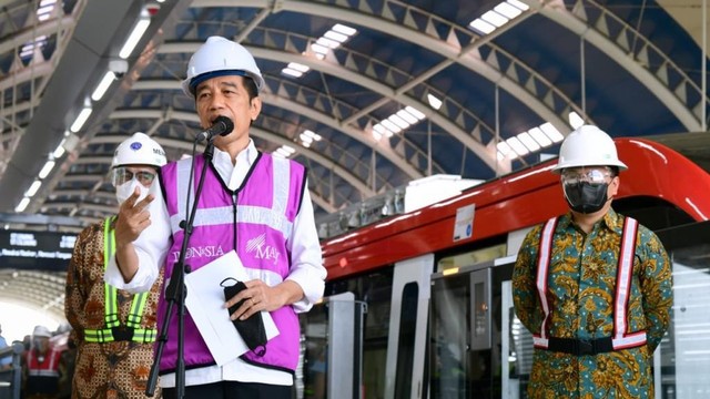 Presiden Jokowi memberikan keterangan pers usai meninjau perkembangan proyek LRT di Stasiun TMII, Jakarta Timur, Rabu (9/6).  Foto: Muchlis Jr/Biro Pers Sekretariat Presiden